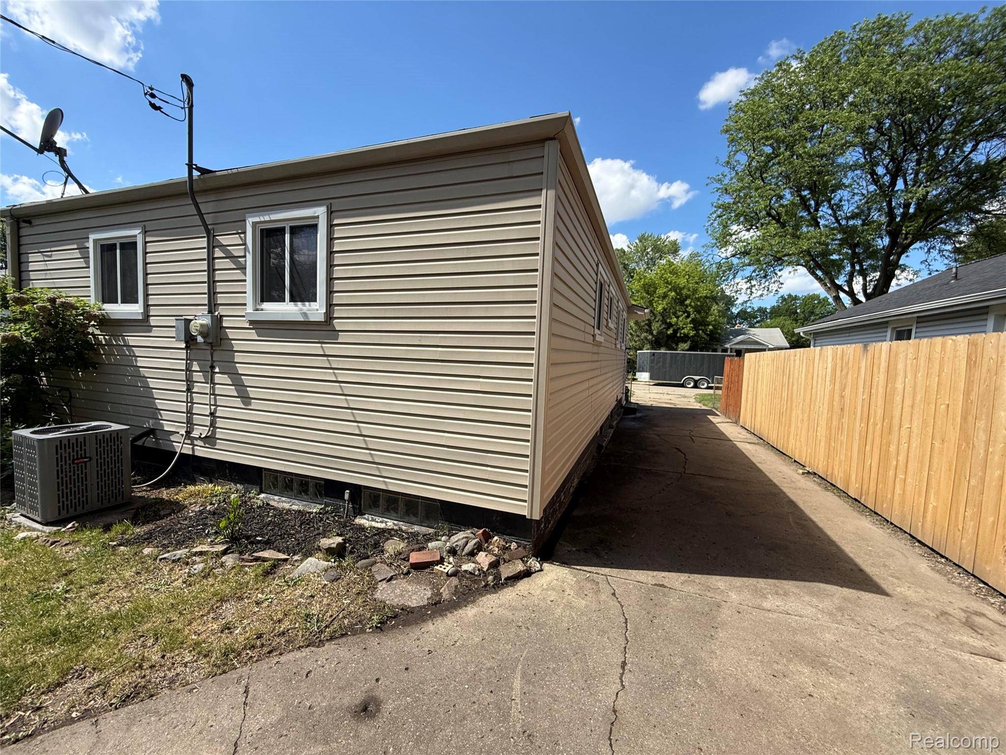 1512 E Jarvis Avenue Property Photo 12