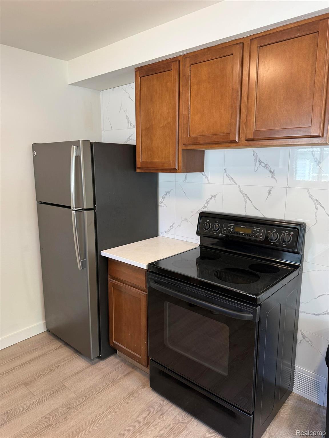 1512 E Jarvis Avenue Property Photo 13
