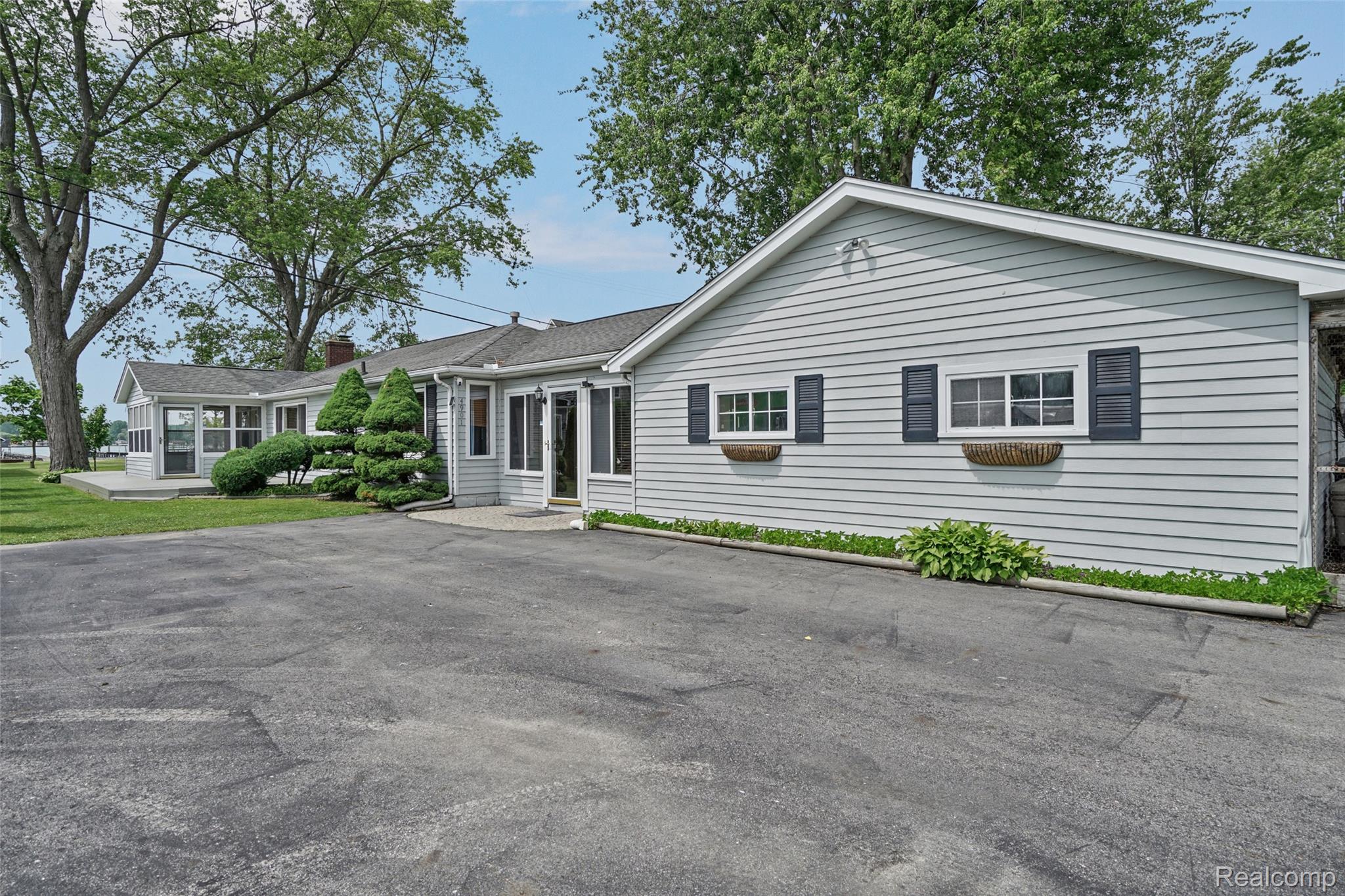 4901 Pointe Tremble Road Property Photo 1