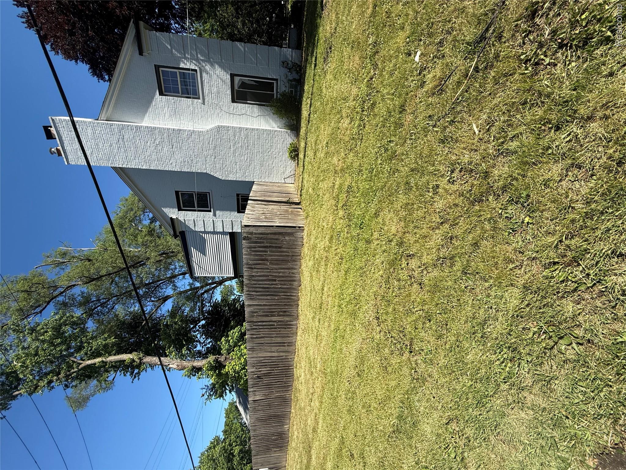 16705 Plainview Avenue Property Photo 4