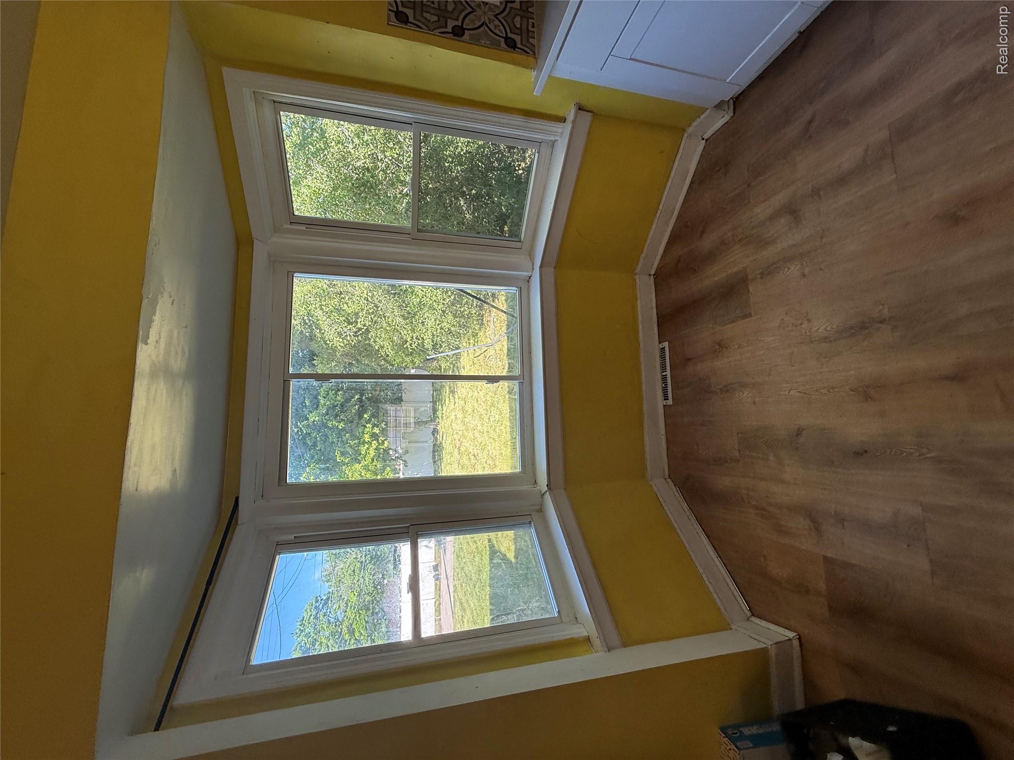 16705 Plainview Avenue Property Photo 6