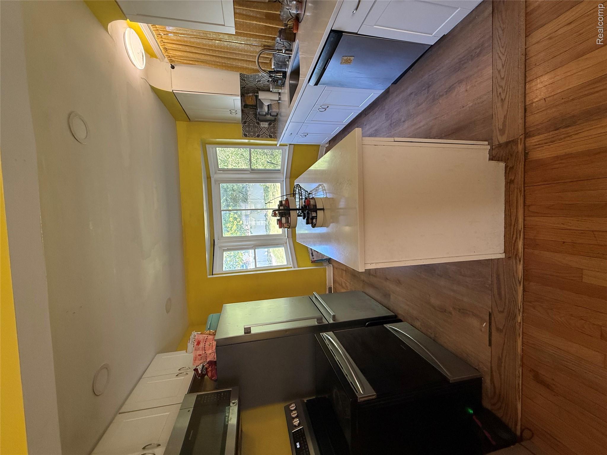 16705 Plainview Avenue Property Photo 7