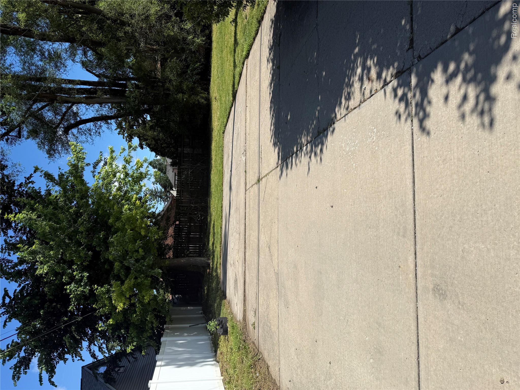 16705 Plainview Avenue Property Photo 9