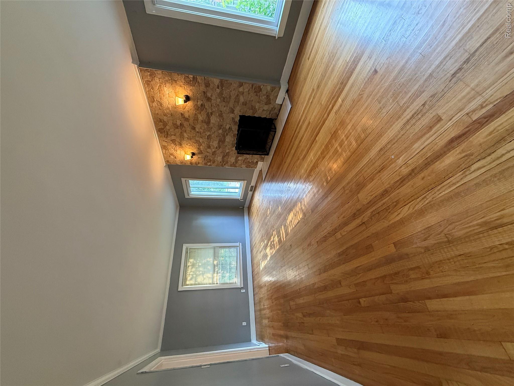 16705 Plainview Avenue Property Photo 17