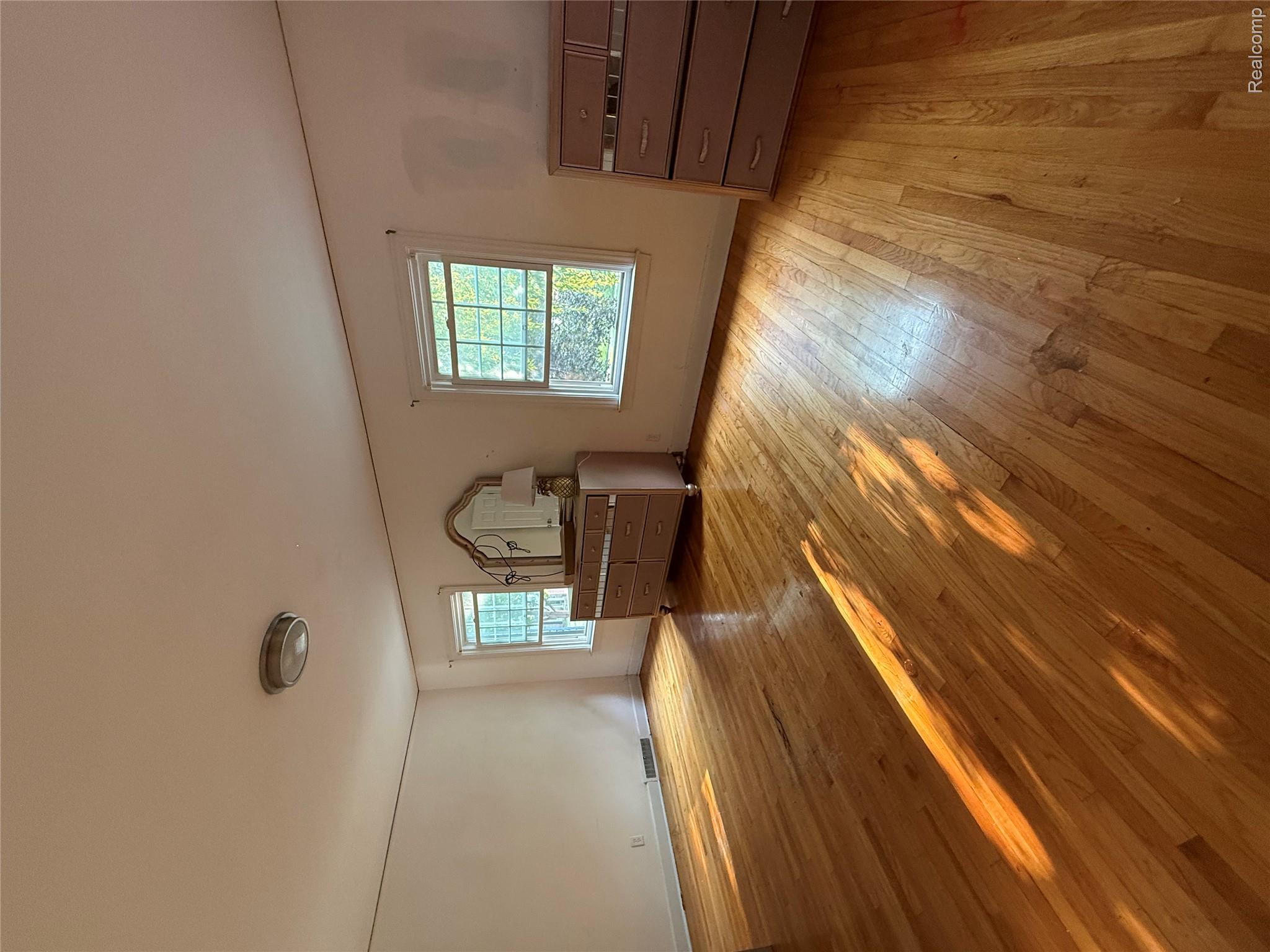 16705 Plainview Avenue Property Photo 20