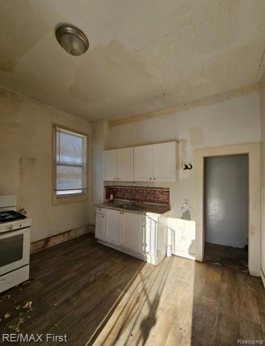 9755 Nardin Drive Property Photo 8