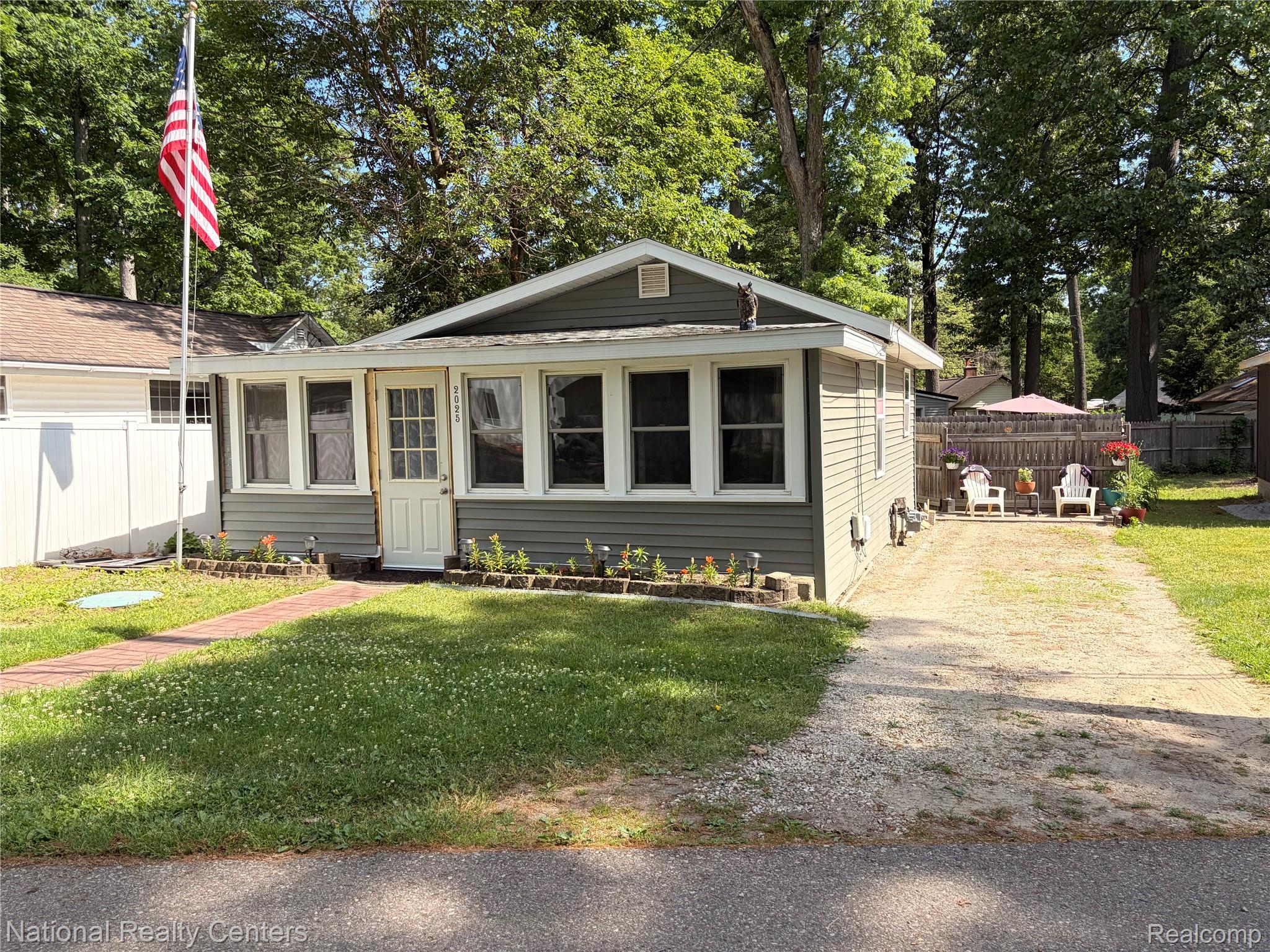 2025 Parkwood Court Property Photo 1