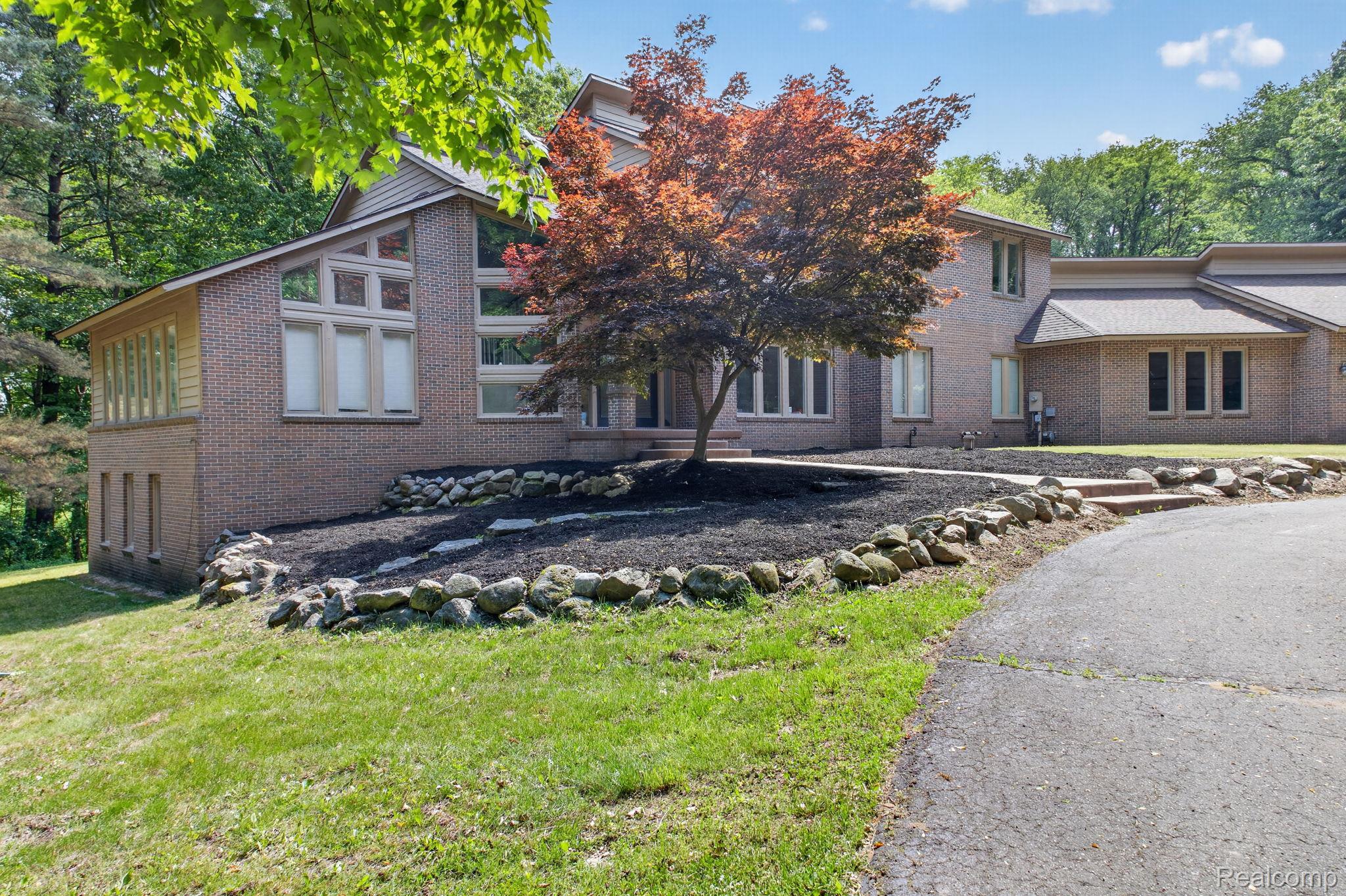 9961 Cross Creek Drive Property Photo 1