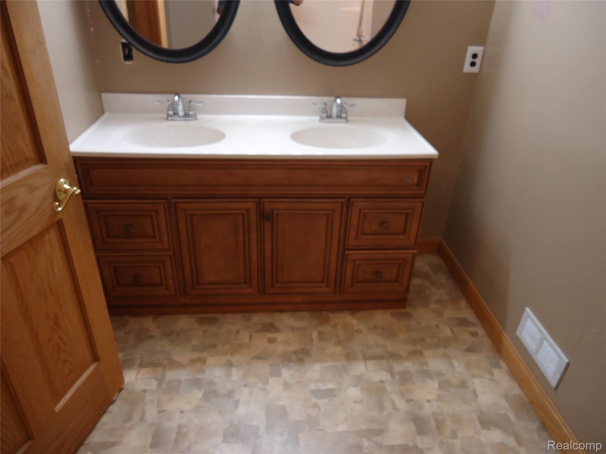 2933 Ashley Drive Property Photo 10