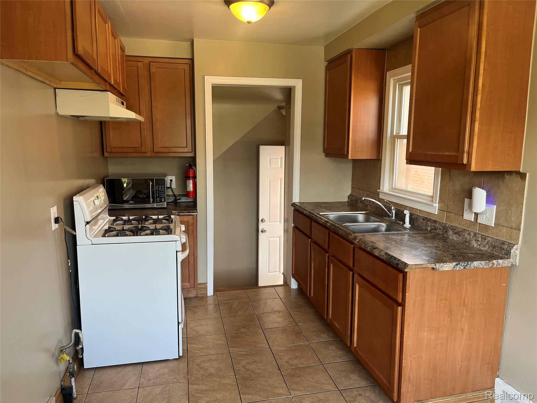 1410 Mayflower Avenue Property Photo 7