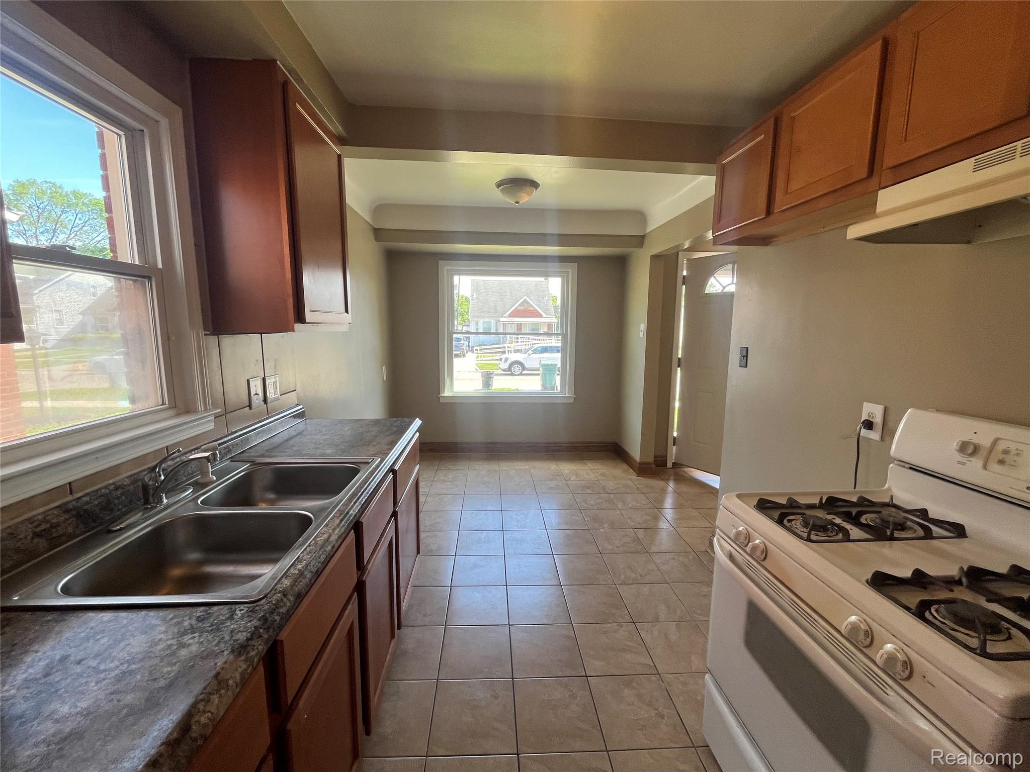 1410 Mayflower Avenue Property Photo 8