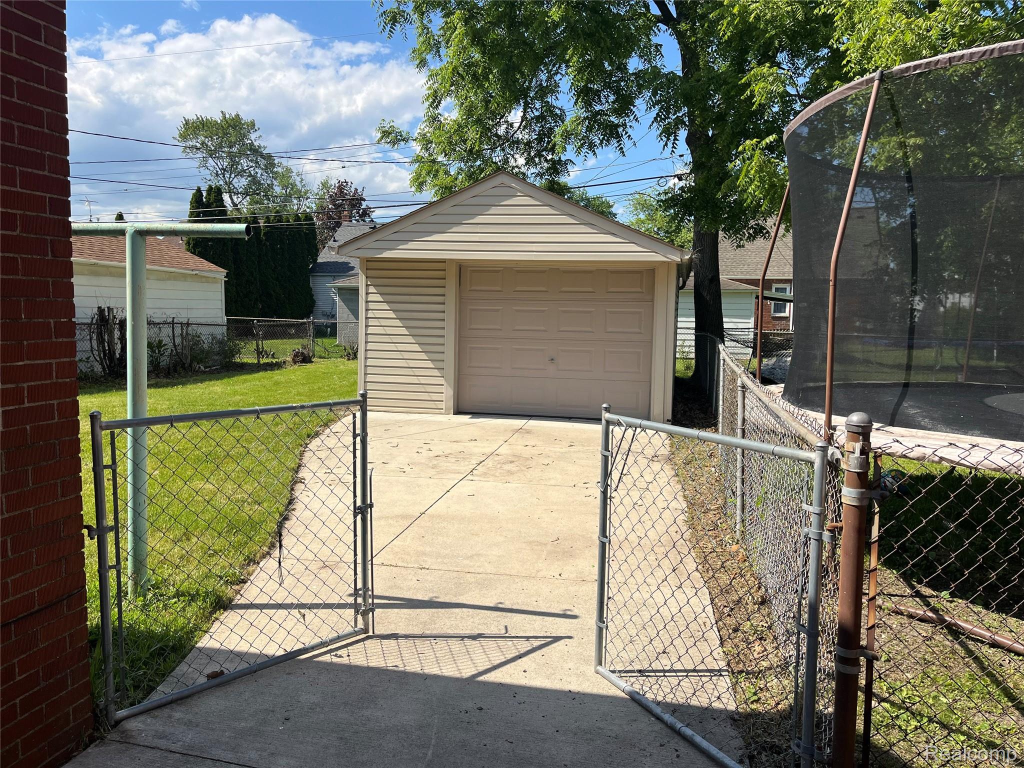 1410 Mayflower Avenue Property Photo 10