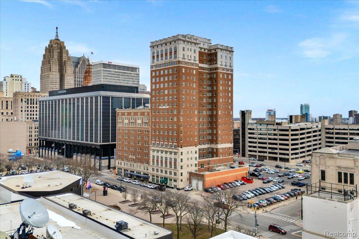 525 W Lafayette Boulevard 18e Property Photo 1