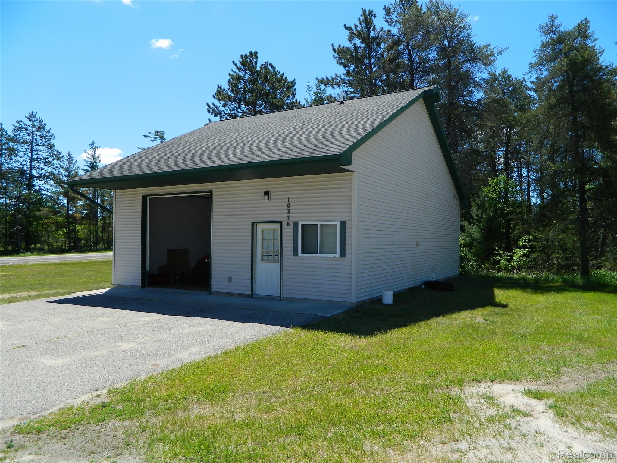 10376 N Roscommon Road Property Photo 1