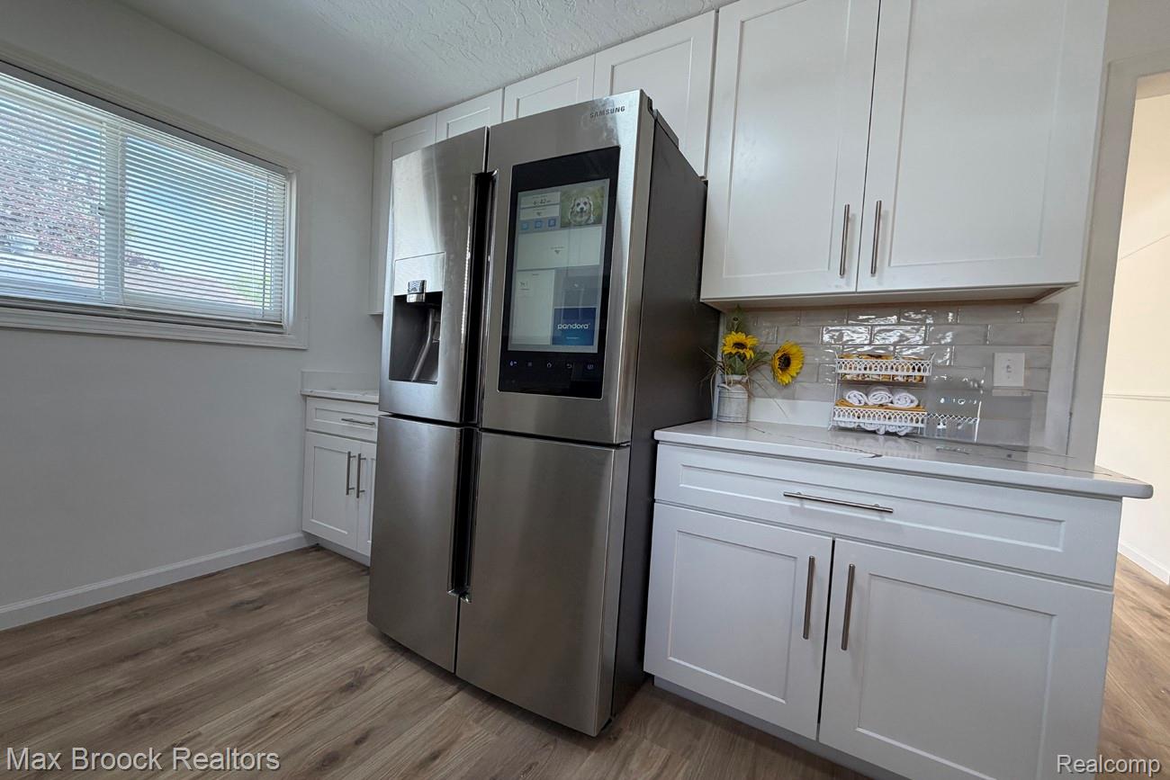 28521 Sutherland Street Property Photo 2