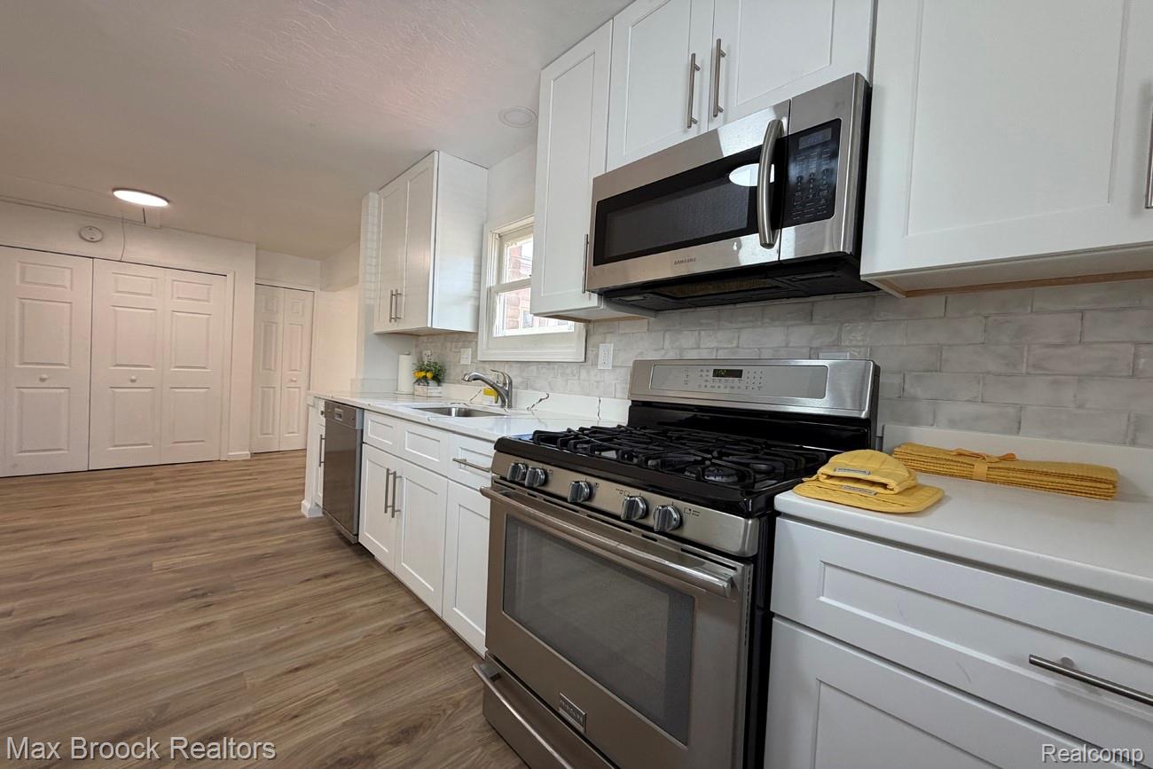 28521 Sutherland Street Property Photo 4
