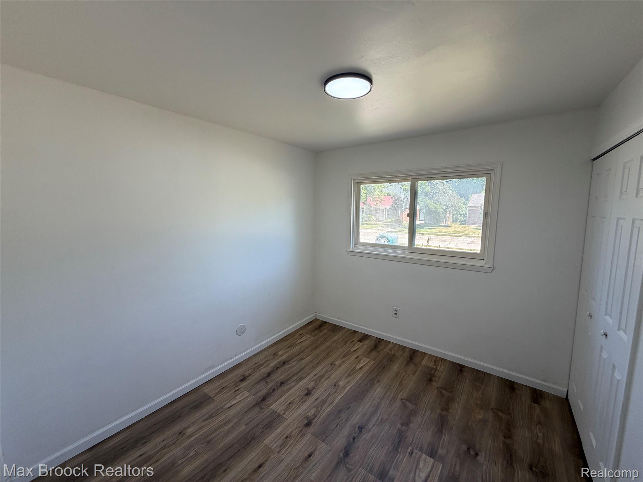 28521 Sutherland Street Property Photo 6
