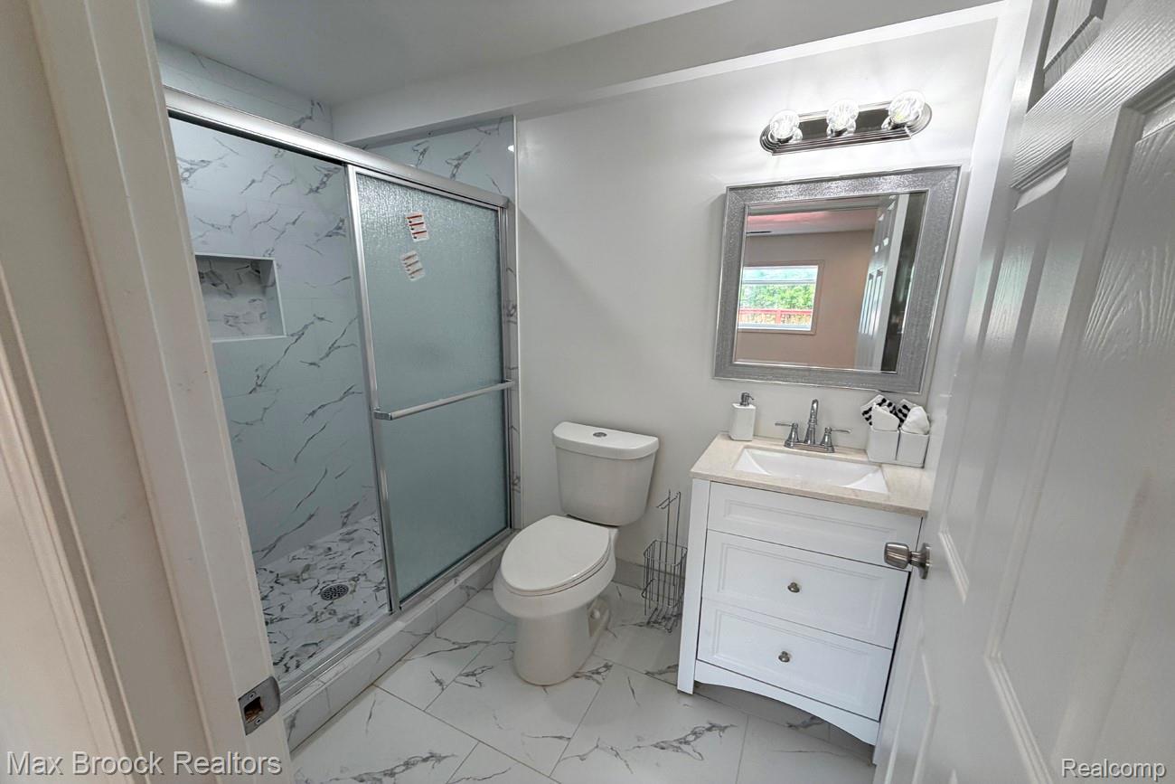 28521 Sutherland Street Property Photo 7
