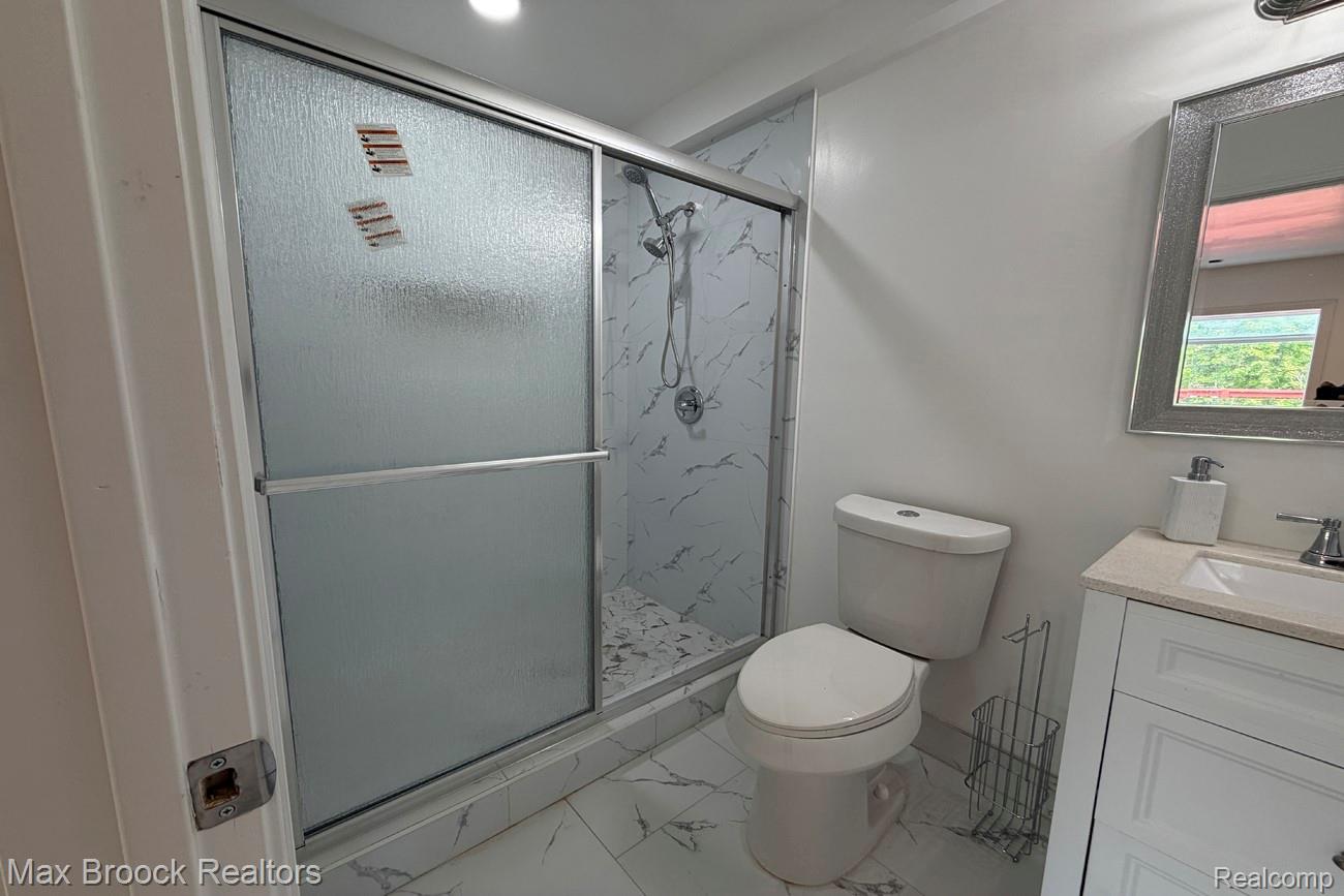 28521 Sutherland Street Property Photo 8