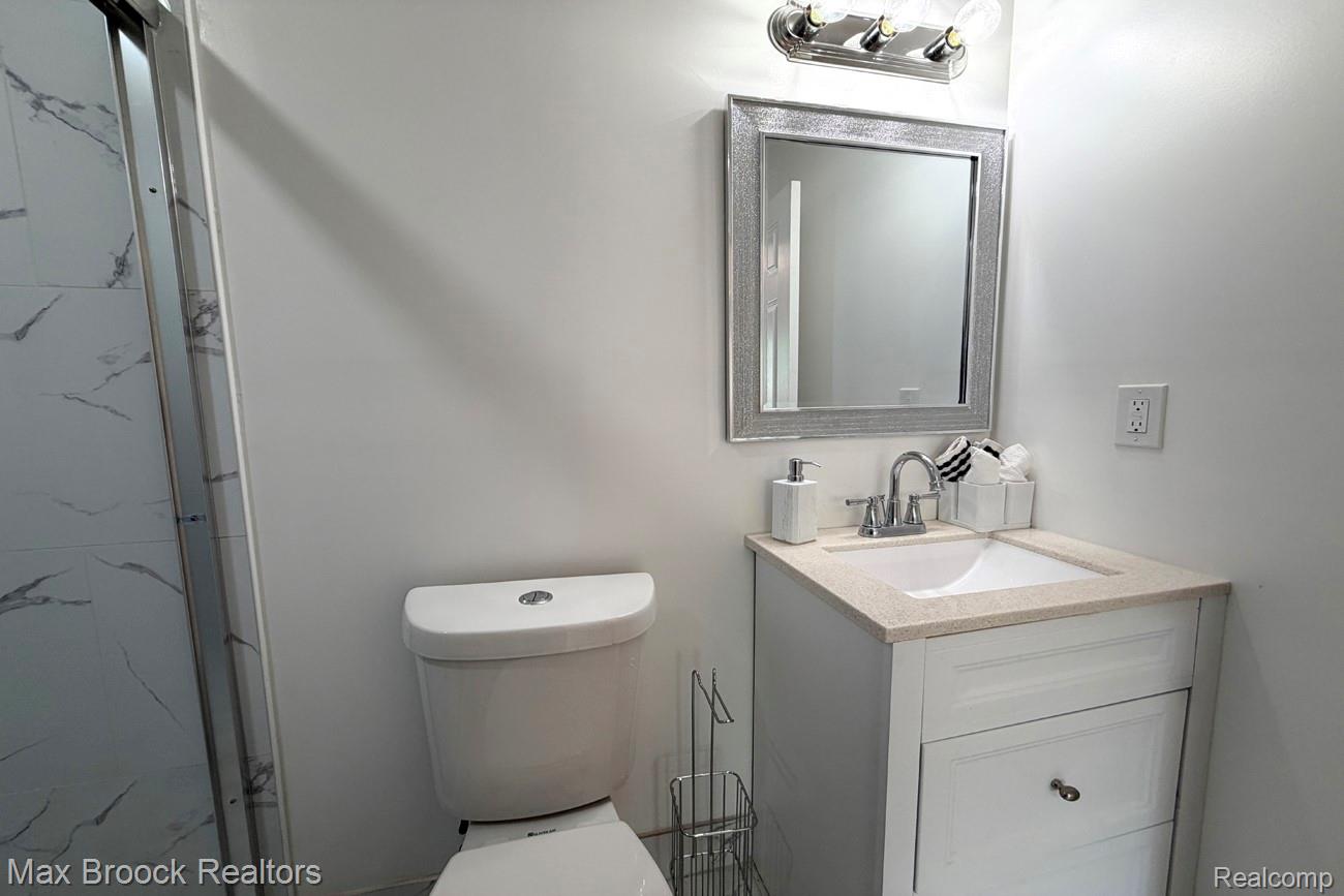 28521 Sutherland Street Property Photo 9