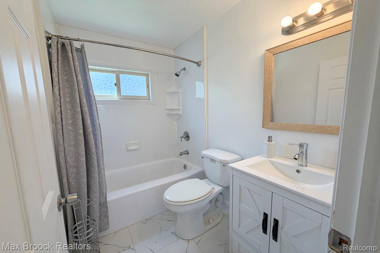 28521 Sutherland Street Property Photo 10