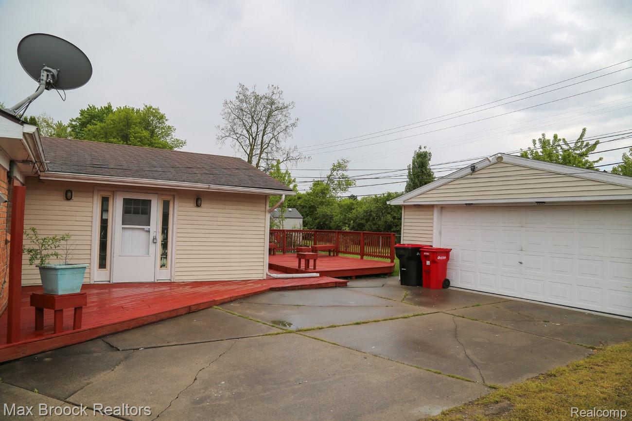 28521 Sutherland Street Property Photo 12