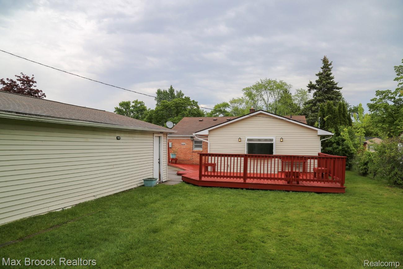 28521 Sutherland Street Property Photo 13