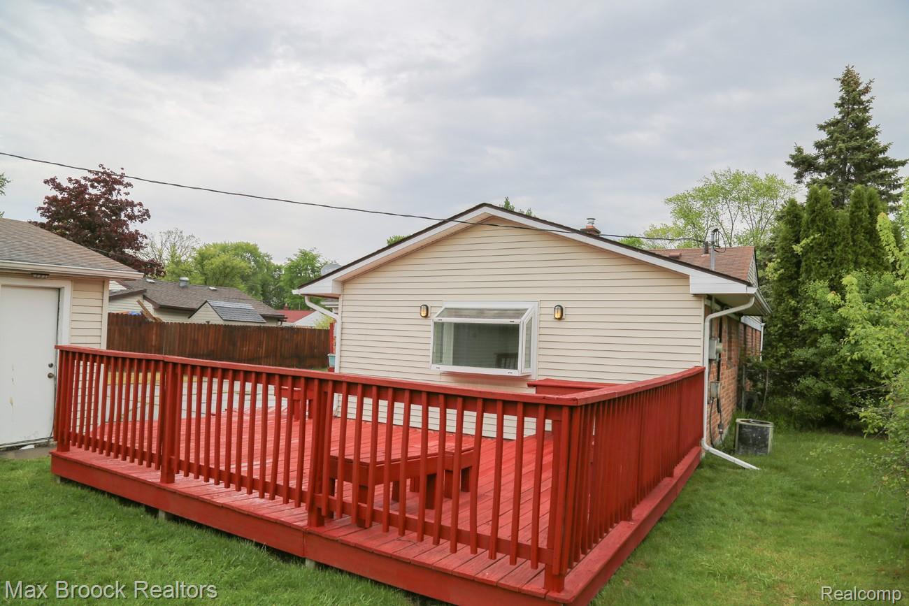 28521 Sutherland Street Property Photo 14