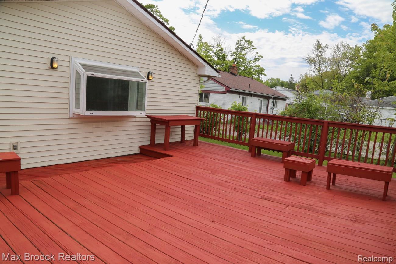 28521 Sutherland Street Property Photo 16