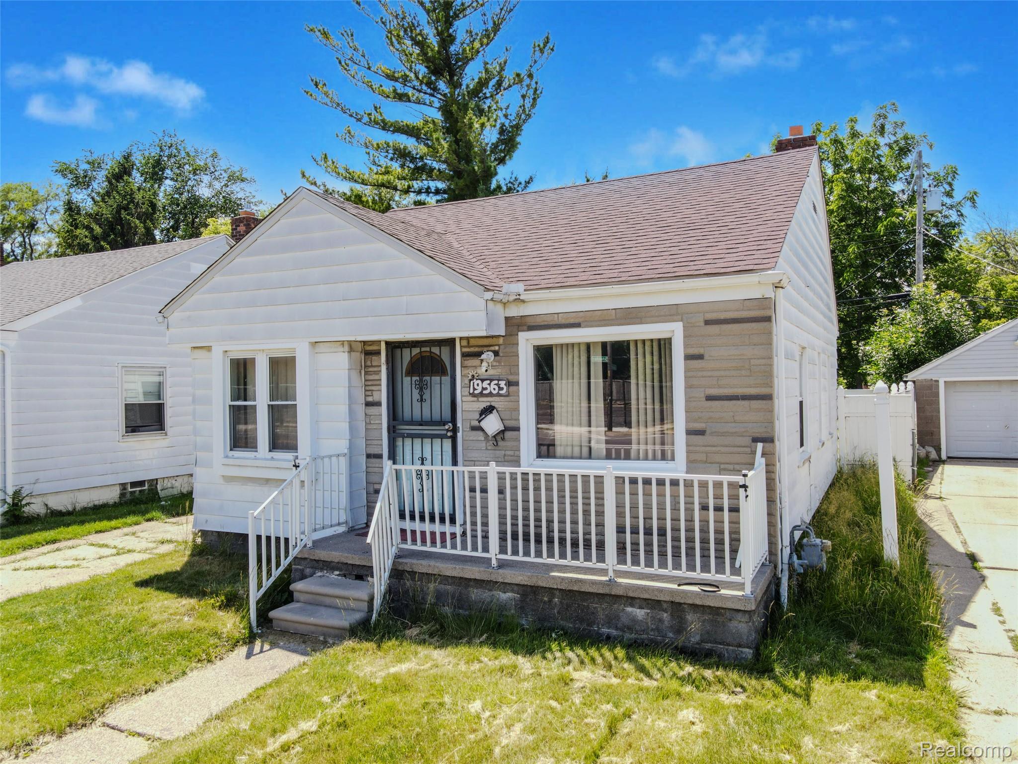19563 Schoenherr Street Property Photo 4