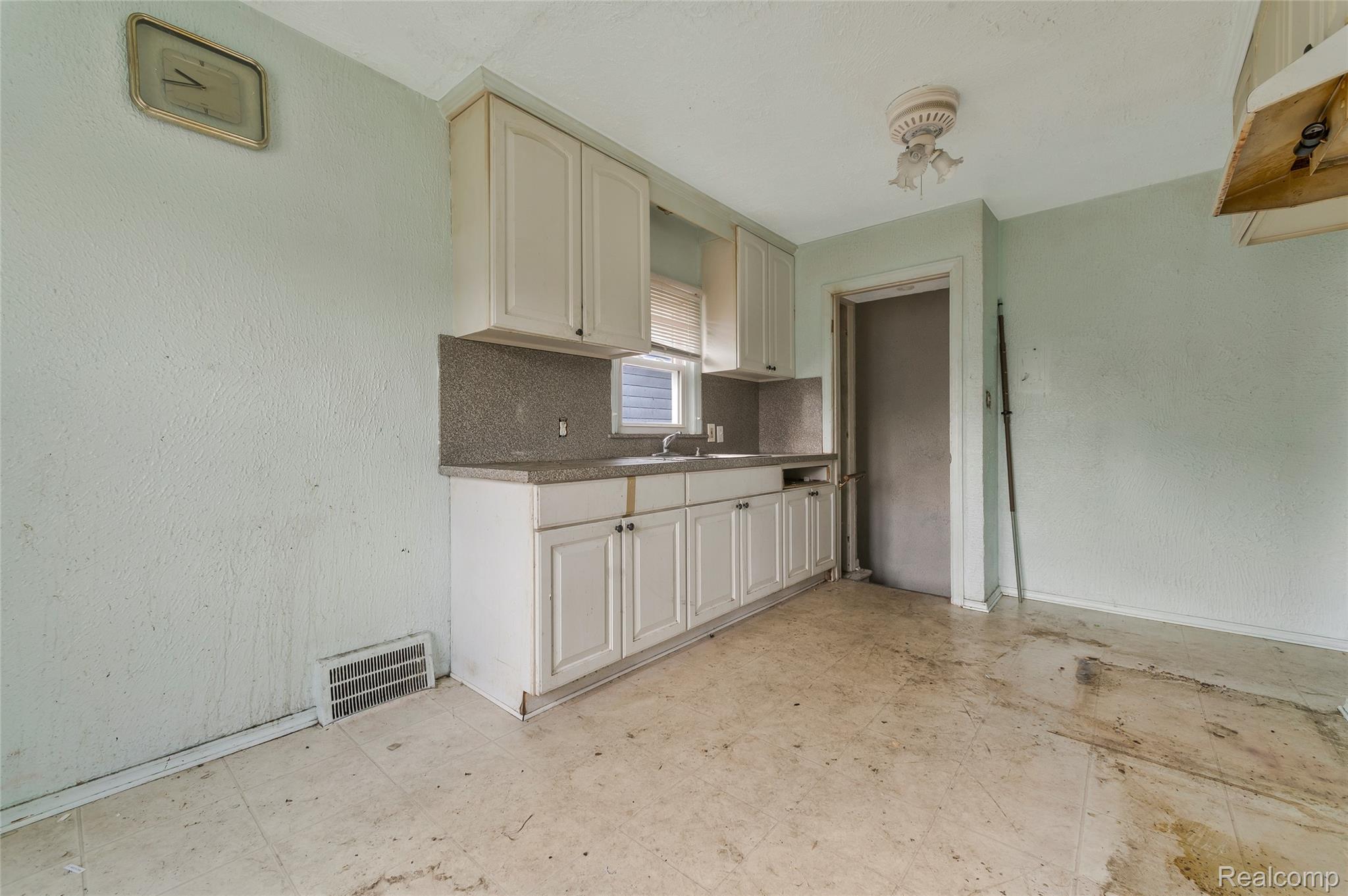 19563 Schoenherr Street Property Photo 9