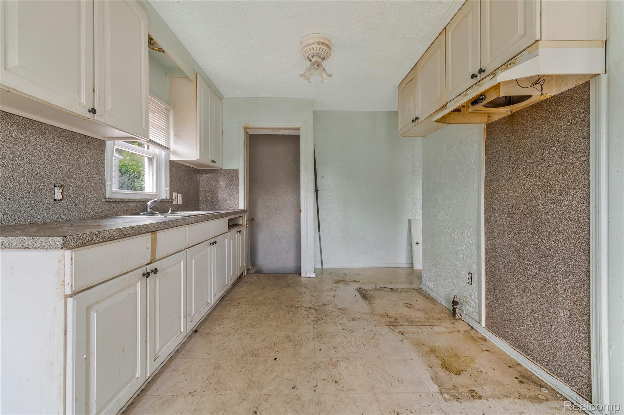 19563 Schoenherr Street Property Photo 10