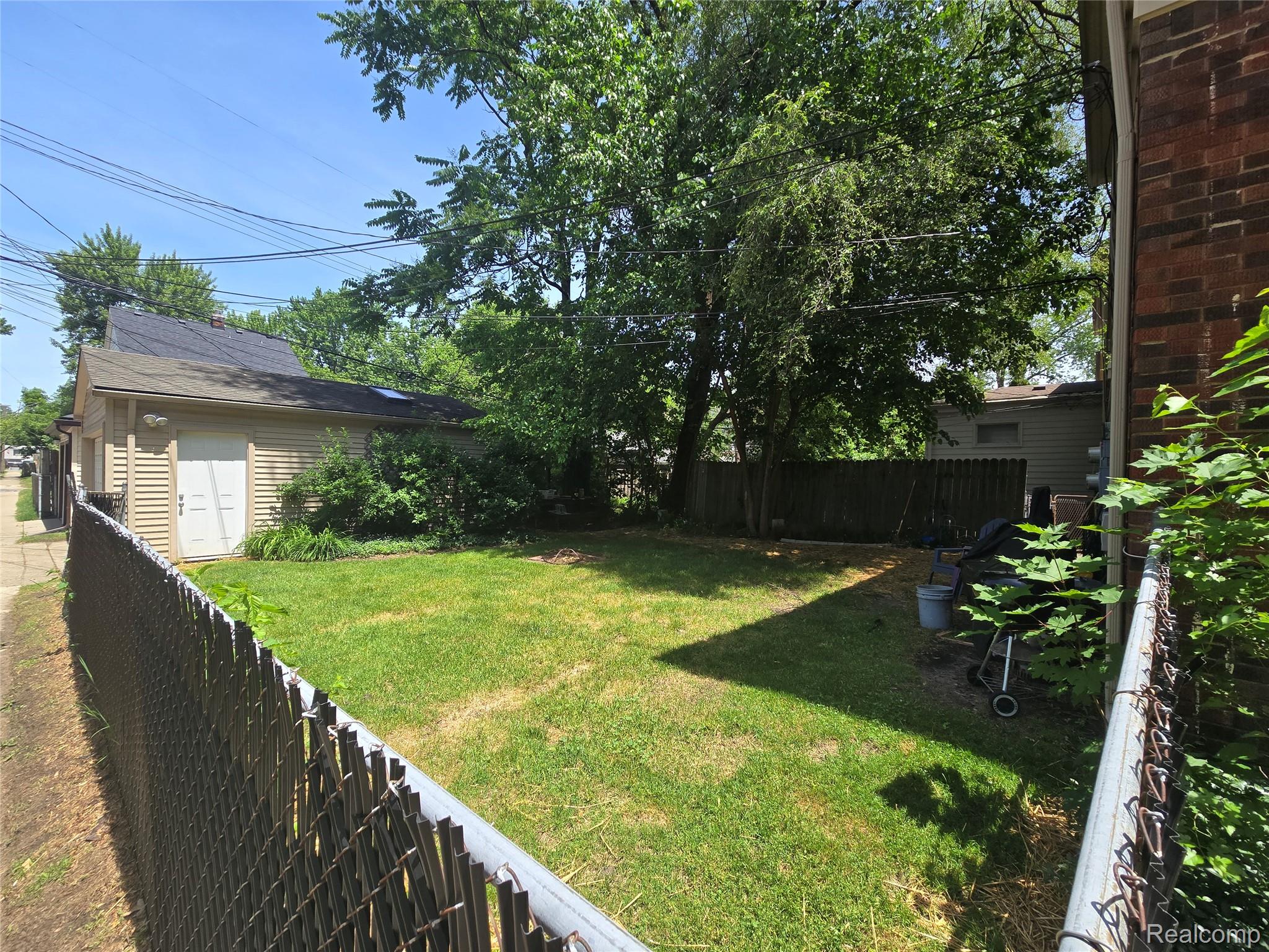 903 E 3rd Street Property Photo 18