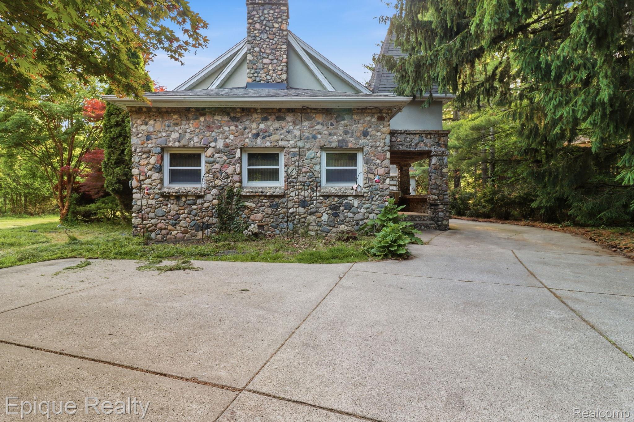 21085 Metroview Road Property Photo 1