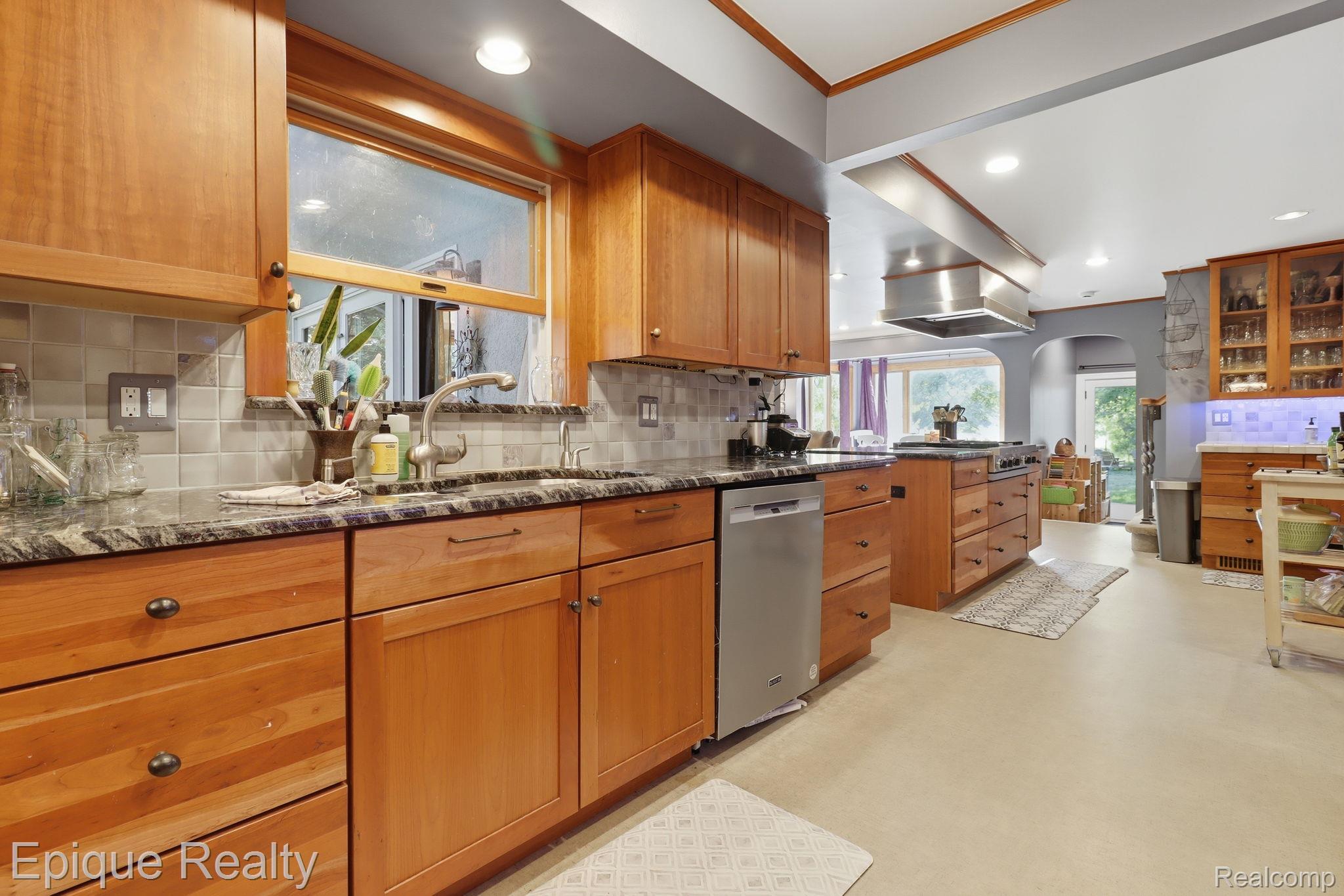 21085 Metroview Road Property Photo 6
