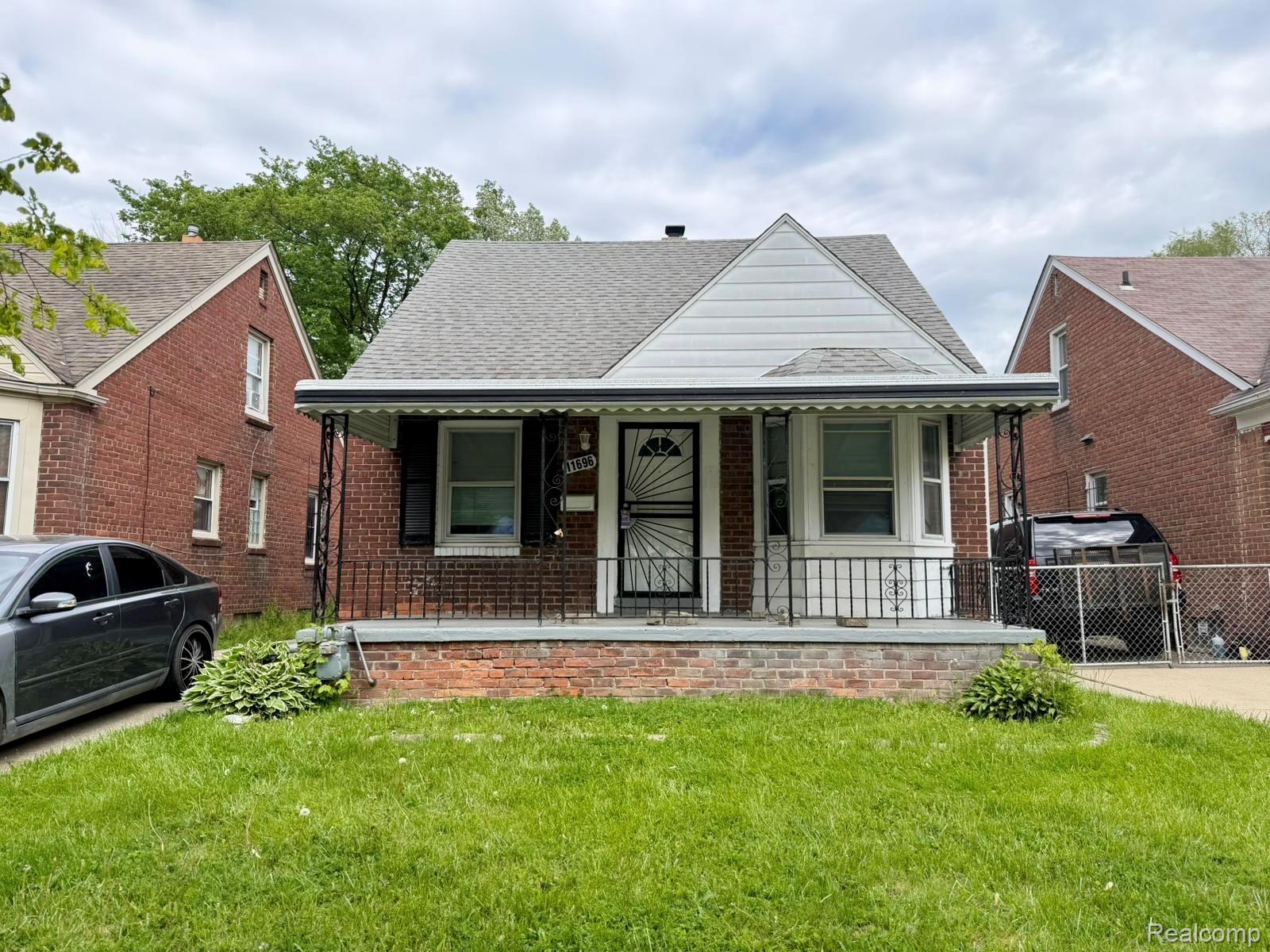 11696 GLASTONBURY Avenue Property Photo 1