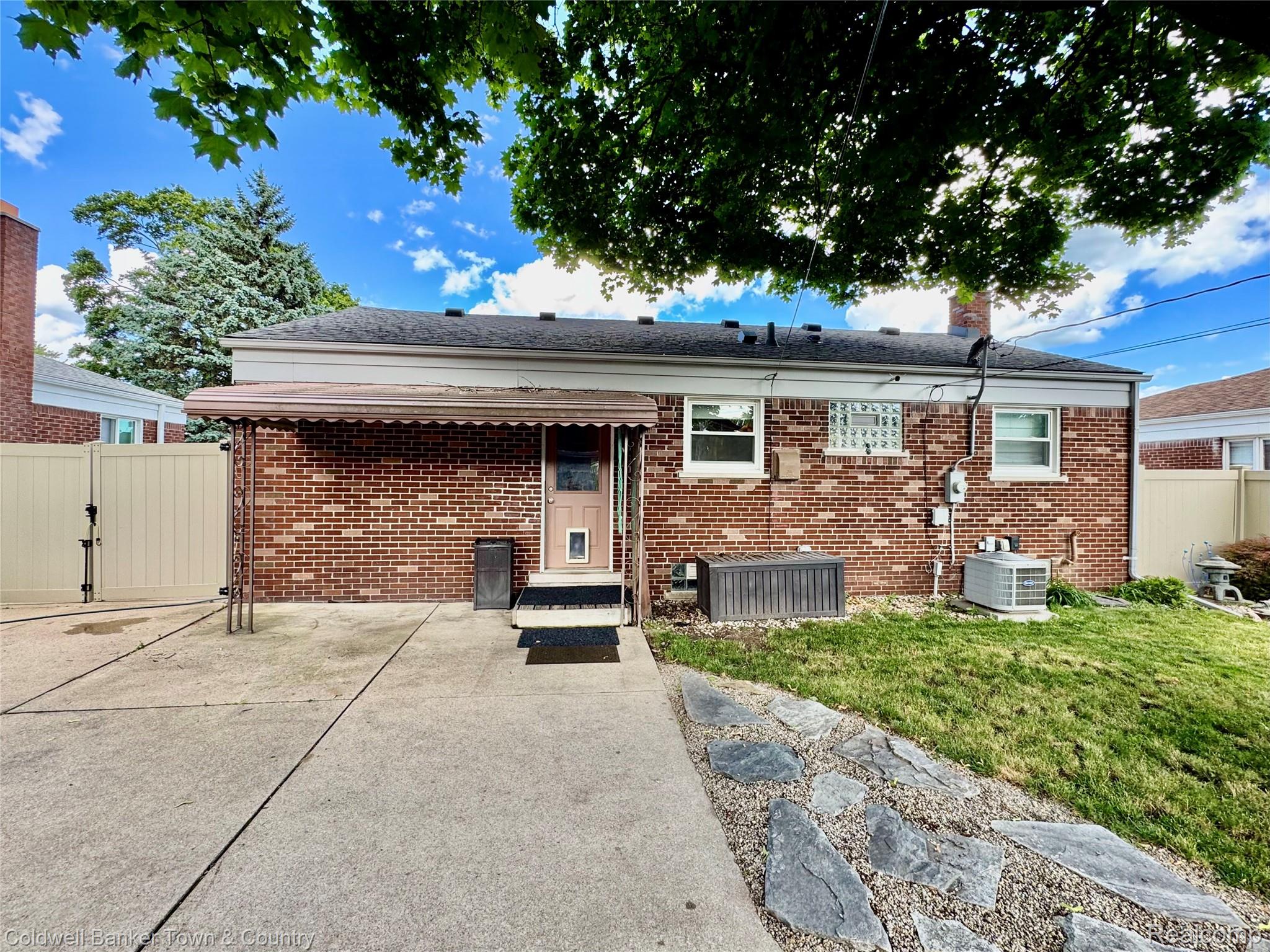 2470 Pinetree Drive Property Photo 15