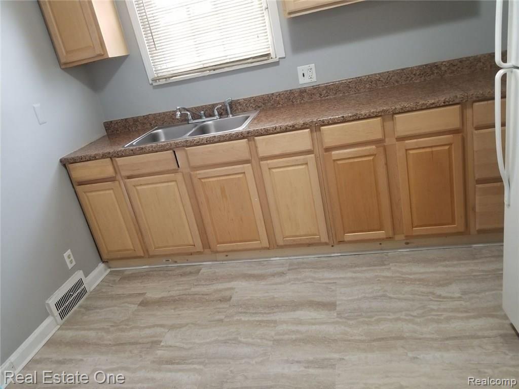 7343 Grandmont Avenue Property Photo 4