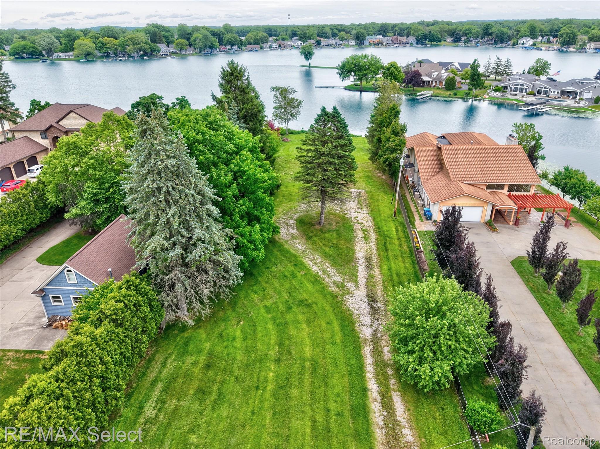 14189 Swanee Beach Drive Property Photo 3