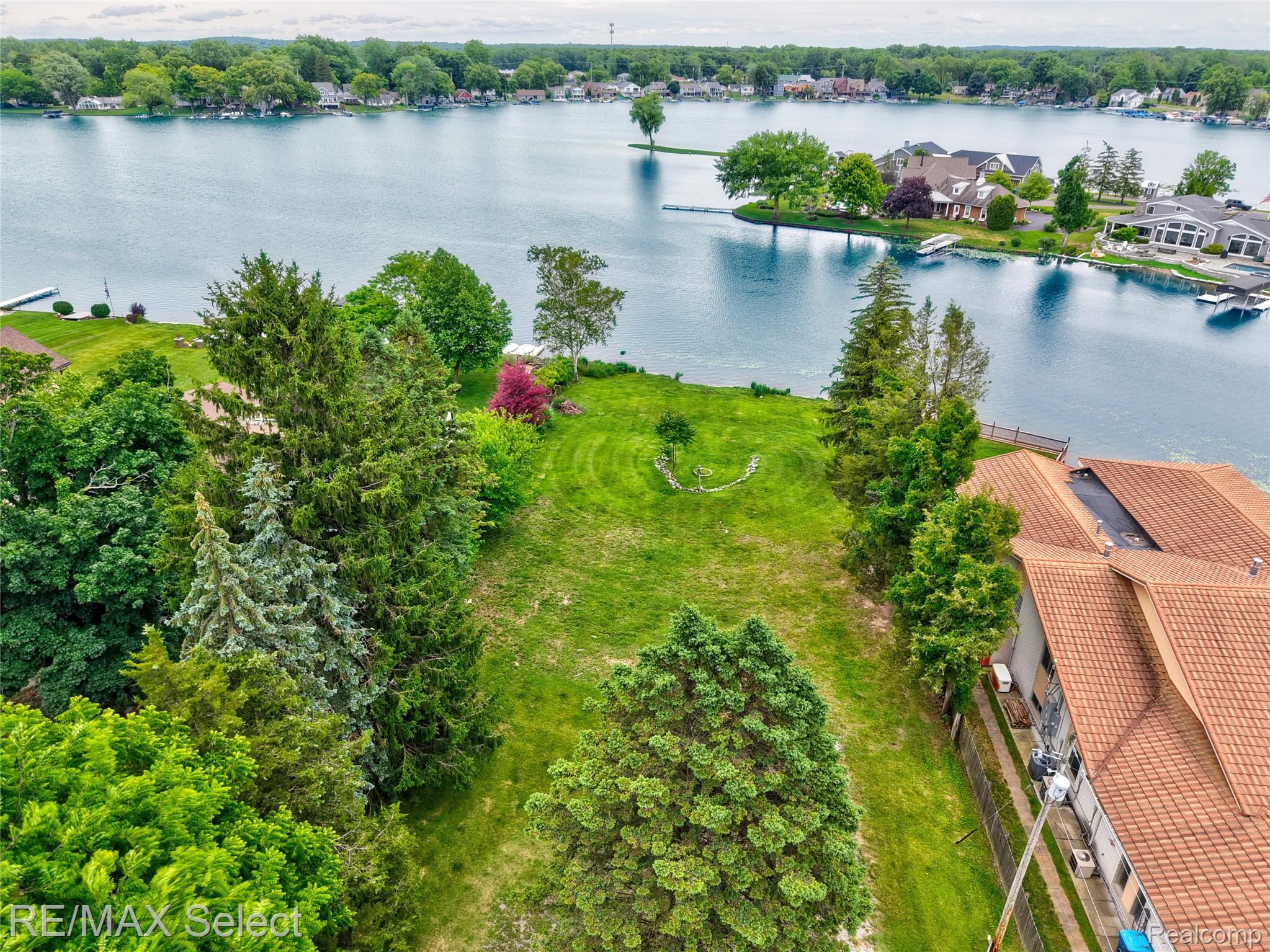 14189 Swanee Beach Drive Property Photo 6