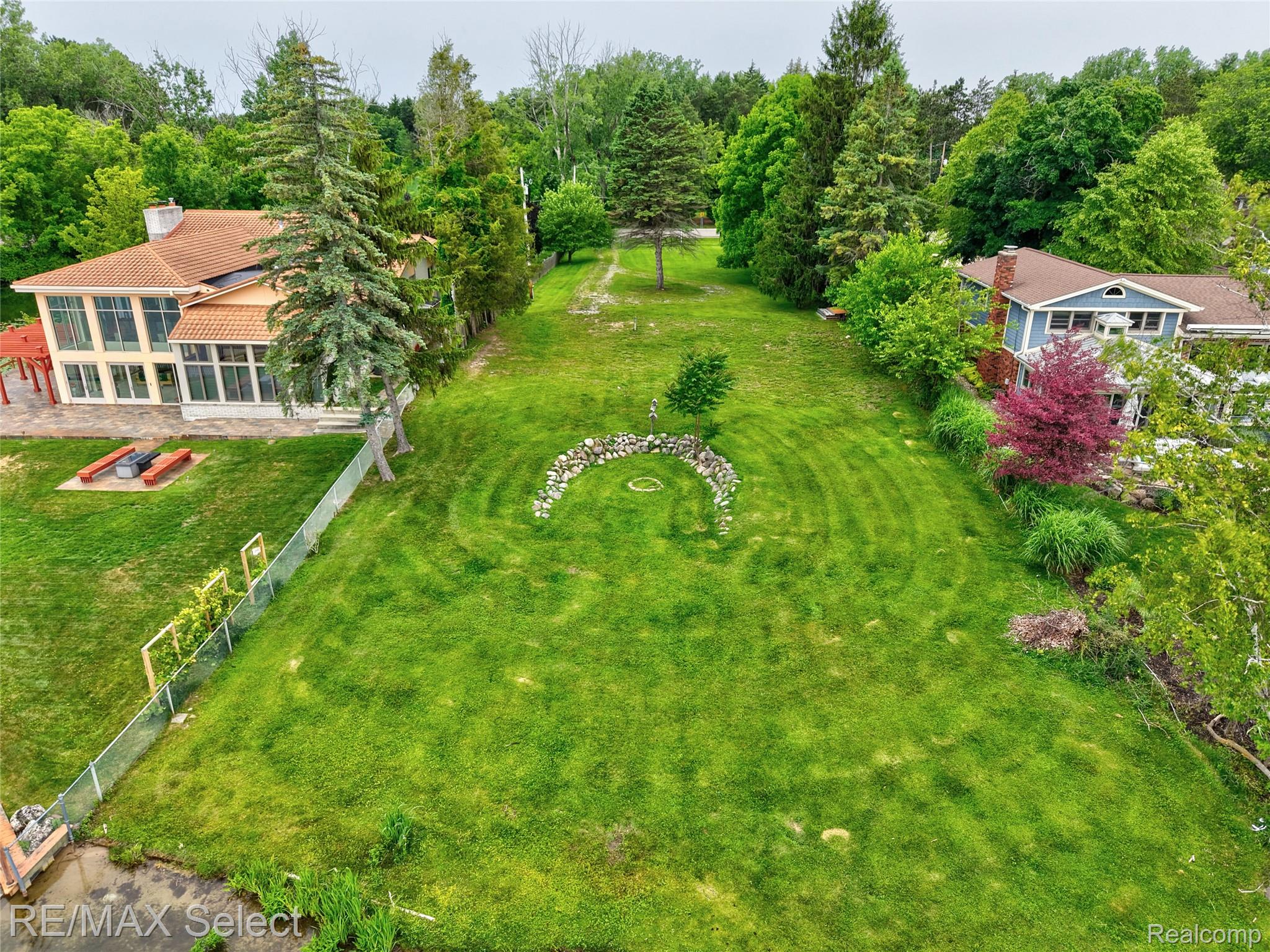 14189 Swanee Beach Drive Property Photo 12