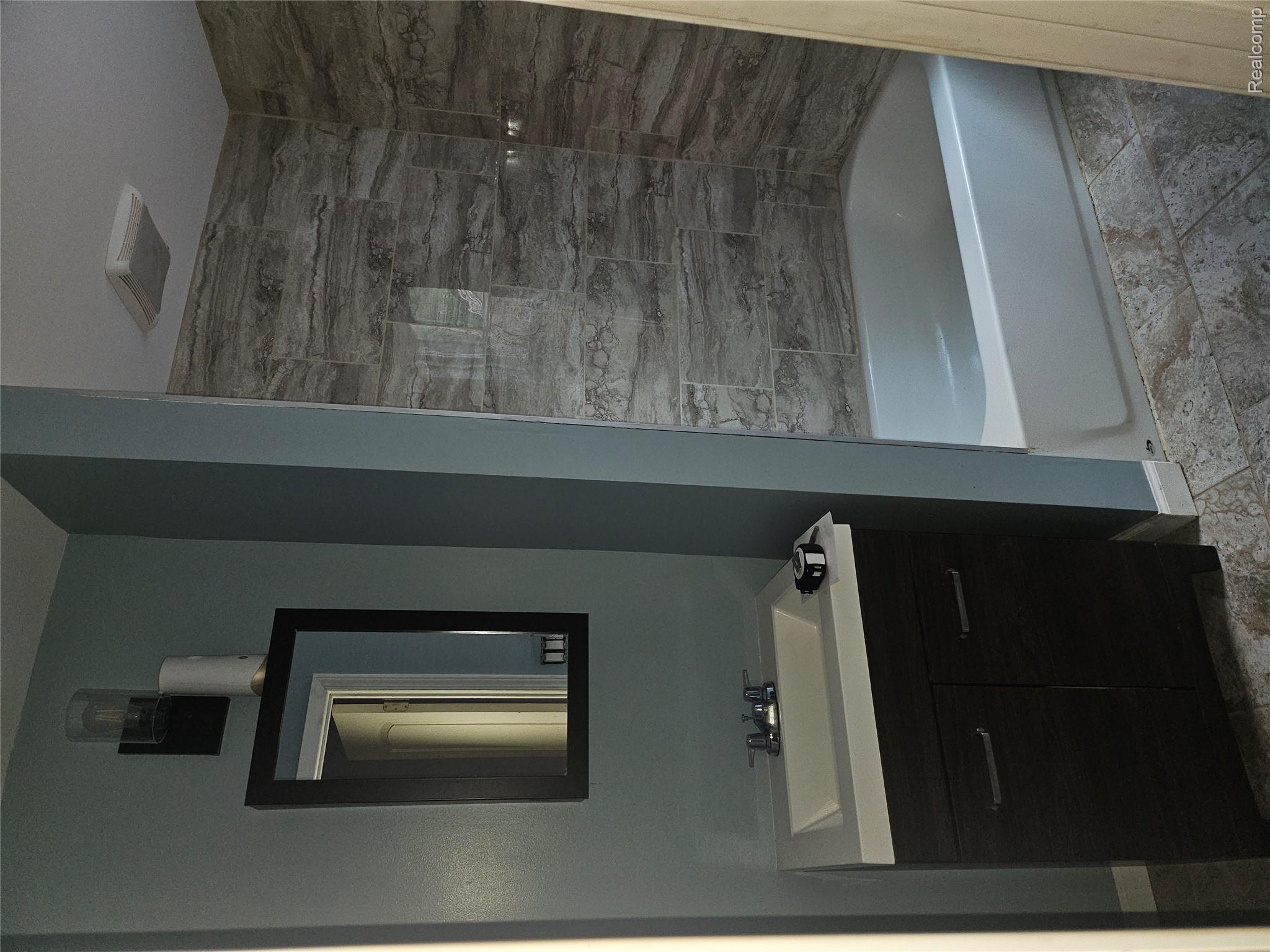 18071 Pennington Drive Property Photo 12