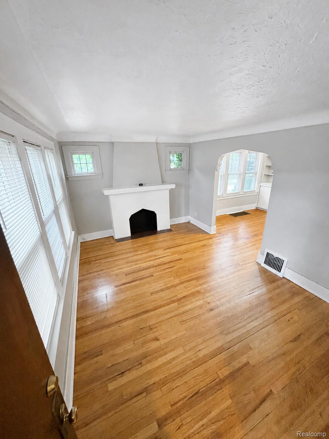 903 E 3rd Street Property Photo 5