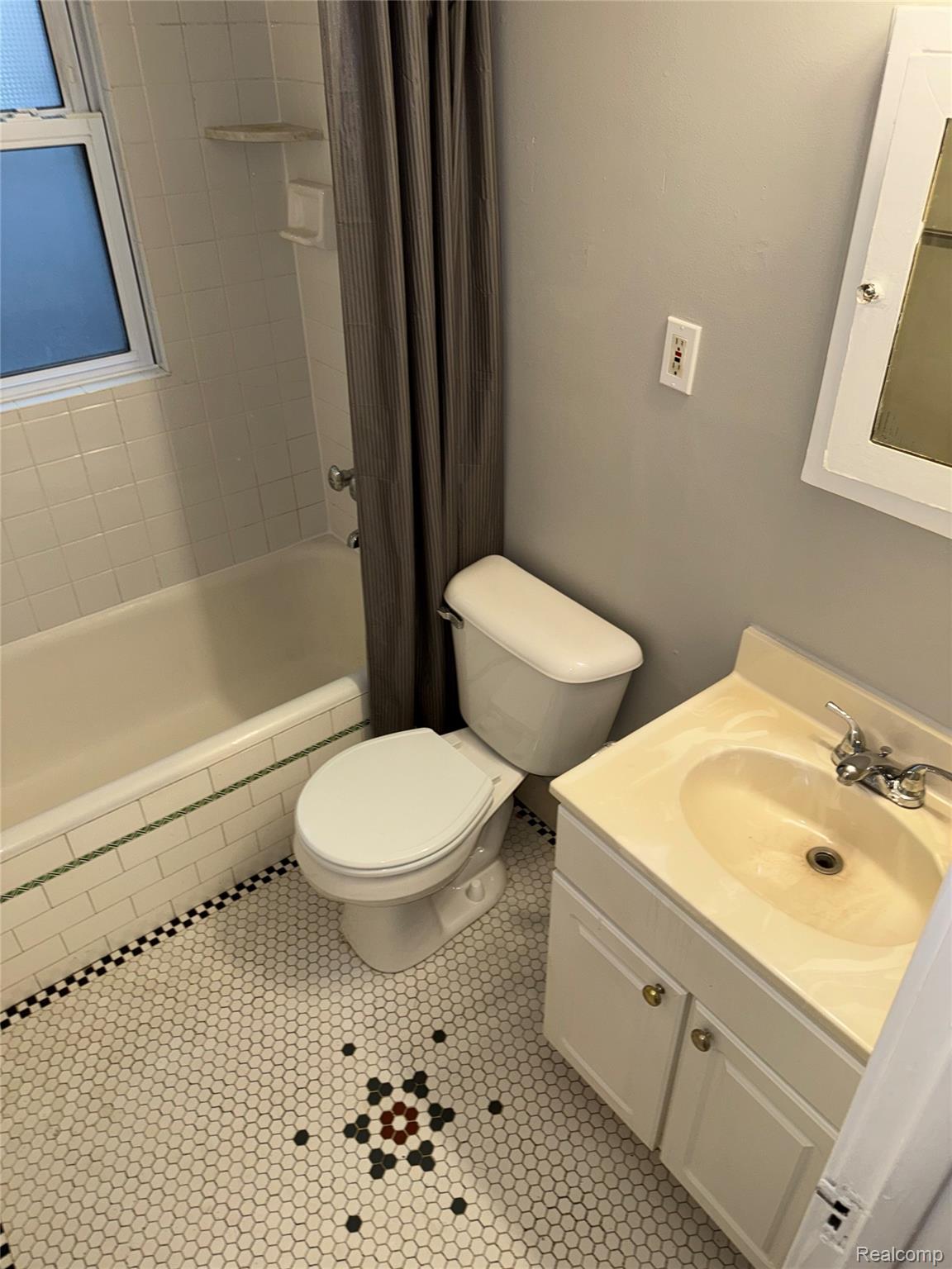 903 E 3rd Street Property Photo 9