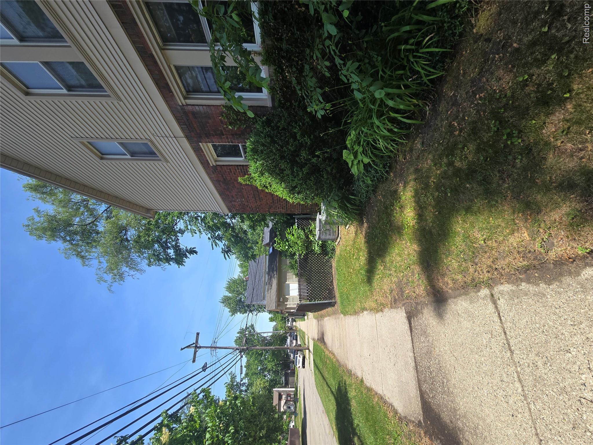 903 E 3rd Street Property Photo 21