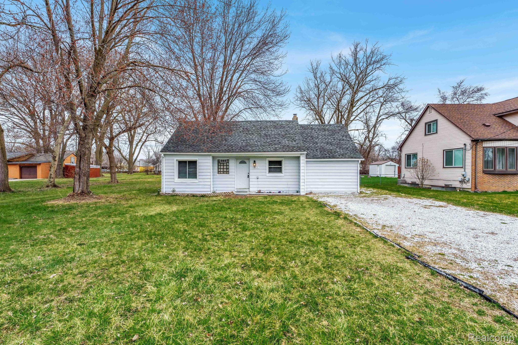 2121 Chesley Drive Property Photo 2