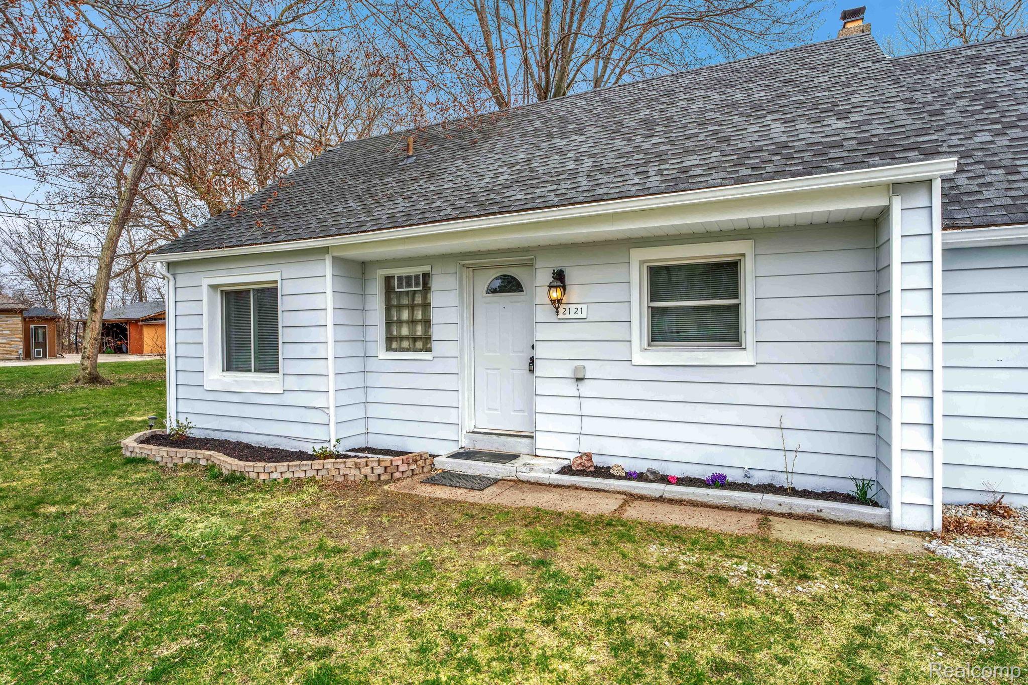 2121 Chesley Drive Property Photo 3