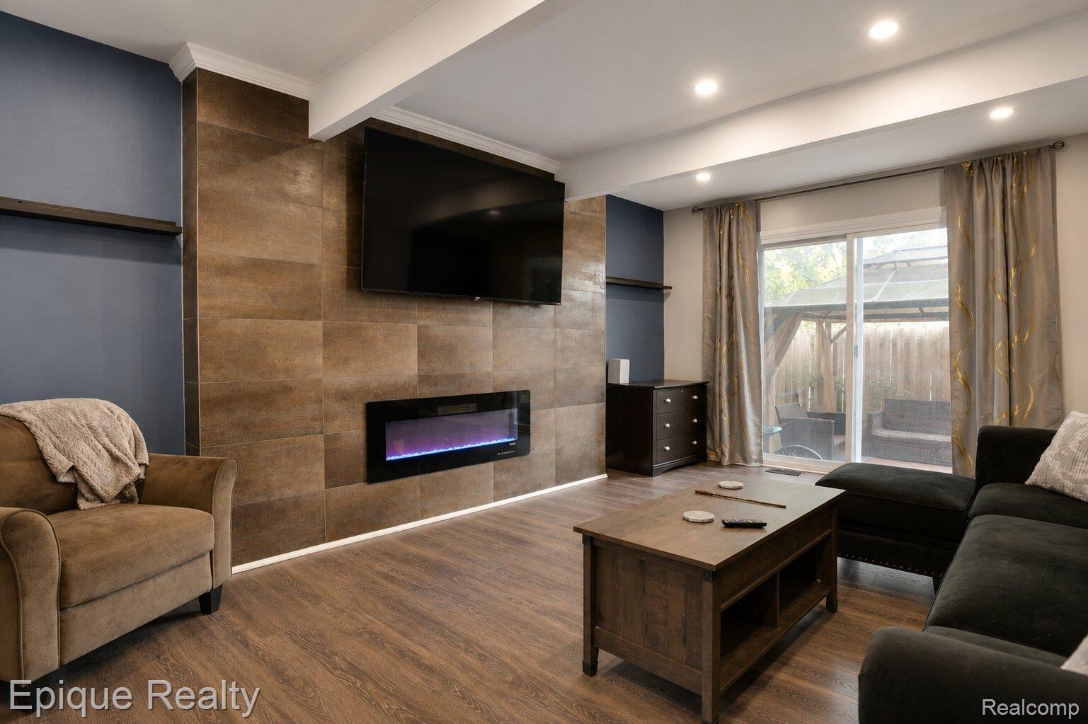 37525 Charter Oaks Boulevard Property Photo 3