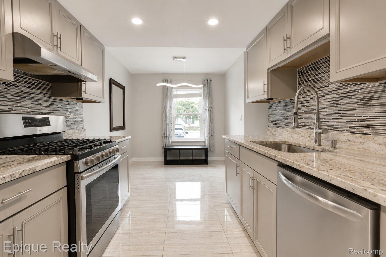 37525 Charter Oaks Boulevard Property Photo 11