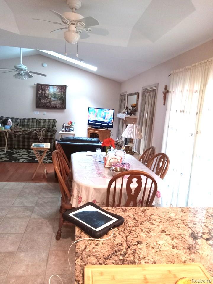 4405 S Hemlock Road Property Photo 4